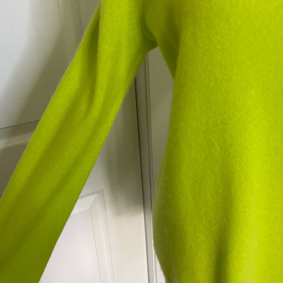 Lord & Taylor Chartreuse Green Cashmere Cozy Long Sleeve Turtleneck Sweater-Sz-M - Picture 5 of 16